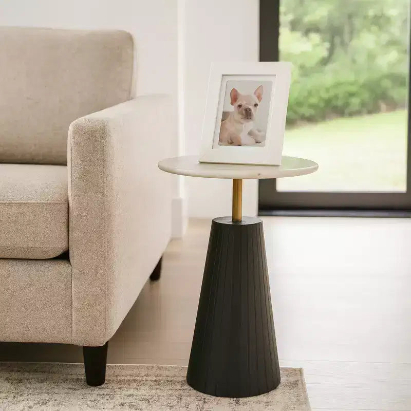 Tavolino rotondo senza tempo con piano in marmo e base a colonna scanalata, tavolino d'appoggio piccolo e compatto per la casa, il patio coperto o il soggiorno