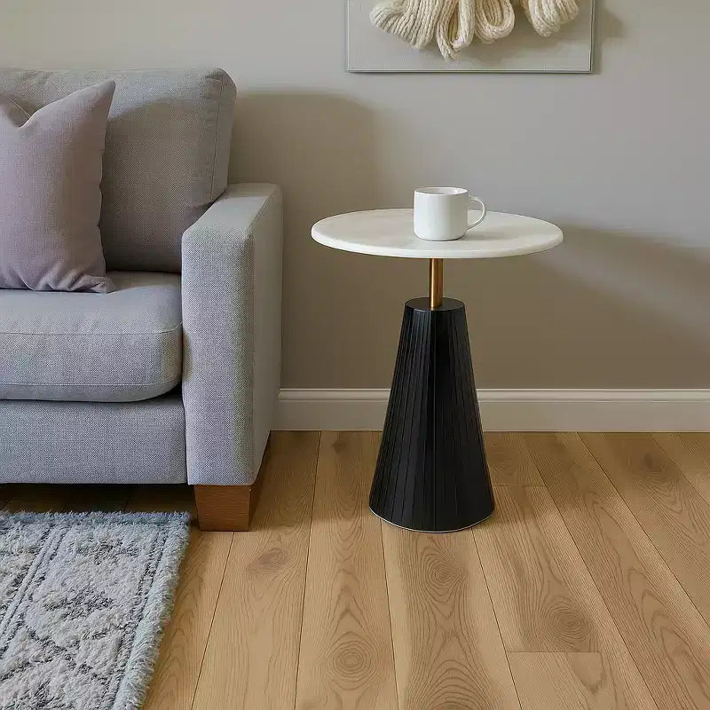 Tavolino rotondo senza tempo con piano in marmo e base a colonna scanalata, tavolino d'appoggio piccolo e compatto per la casa, il patio coperto o il soggiorno