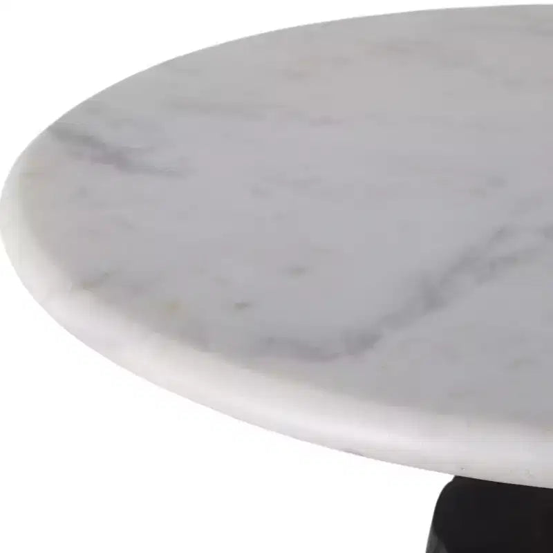 Tavolino rotondo senza tempo con piano in marmo e base a colonna scanalata, tavolino d'appoggio piccolo e compatto per la casa, il patio coperto o il soggiorno