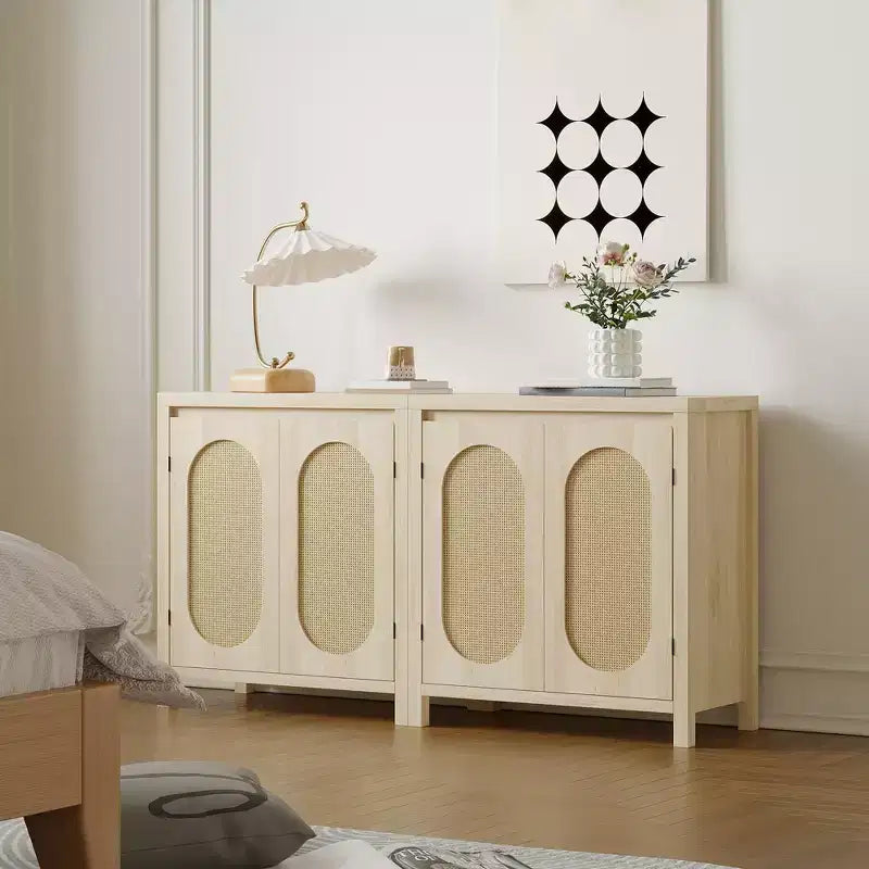 Credenza moderna con mobiletto in rattan, ripiani regolabili e ante, piccolo mobiletto in stile bohémien