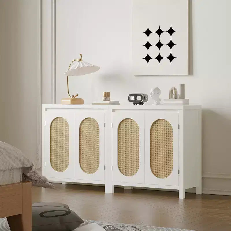 Credenza moderna con mobiletto in rattan, ripiani regolabili e ante, piccolo mobiletto in stile bohémien