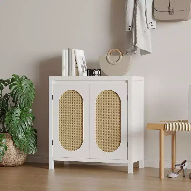 Credenza moderna con mobiletto in rattan, ripiani regolabili e ante, piccolo mobiletto in stile bohémien