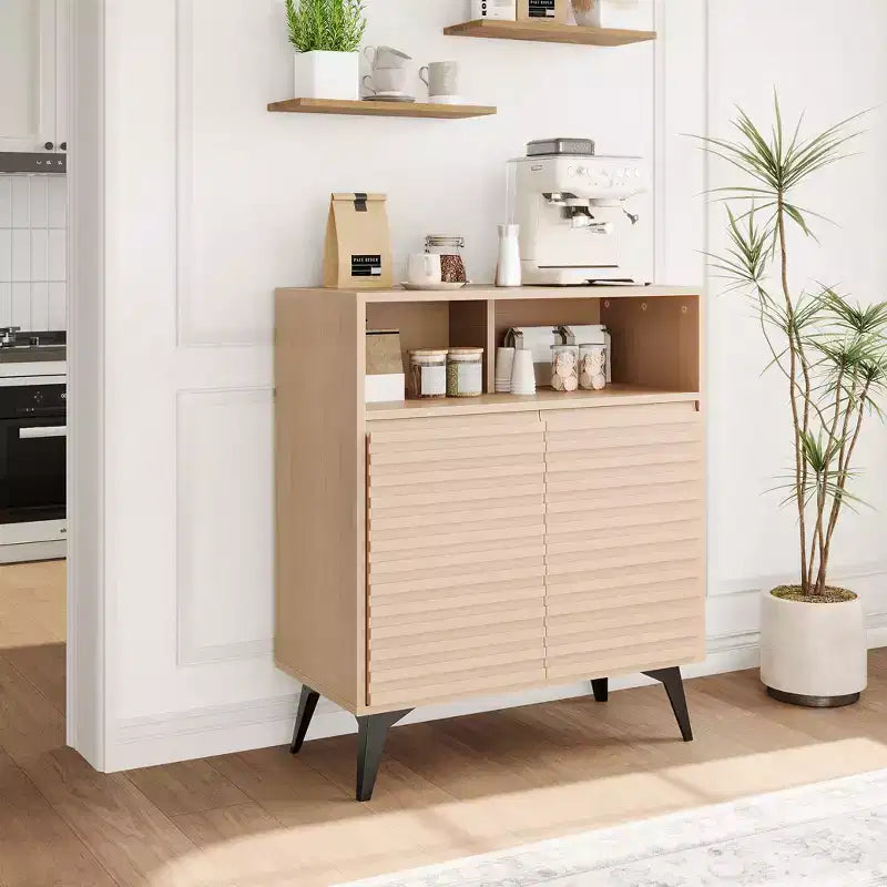 Mensole regolabili, Cucina, Ingresso, Credenza buffet con ante scanalate e spazio di archiviazione.