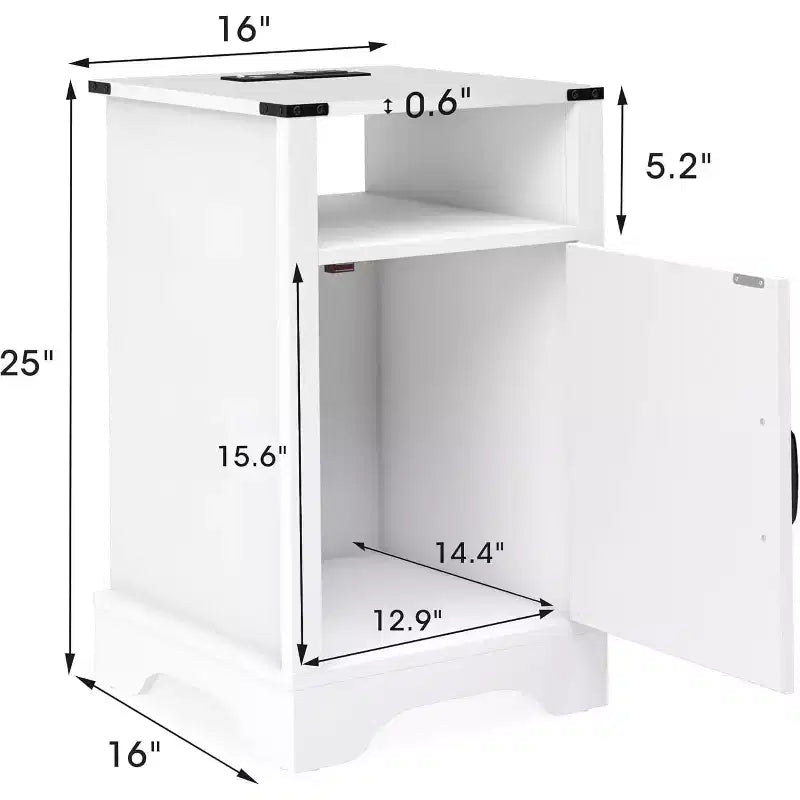 Comodino alto da fattoria con stazione di ricarica, tavolino bianco con spazio contenitivo, ampio comodino rustico in legno per camera da letto, ufficio