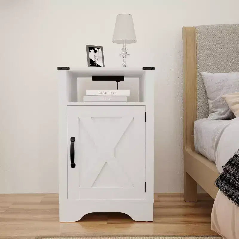 Comodino alto da fattoria con stazione di ricarica, tavolino bianco con spazio contenitivo, ampio comodino rustico in legno per camera da letto, ufficio